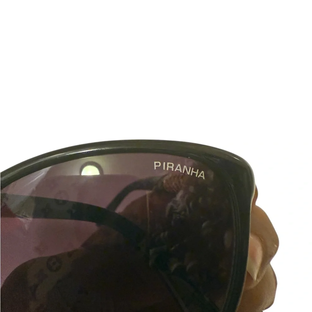 PIRANHA Chic Black Sunglasses with gorgeous gold Temple_13